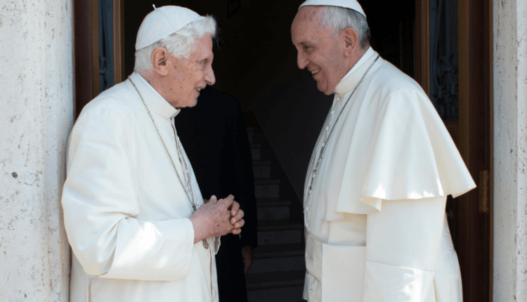 Los Dos Papas: Diferencias entre BenedictoXVI  y Francisco?